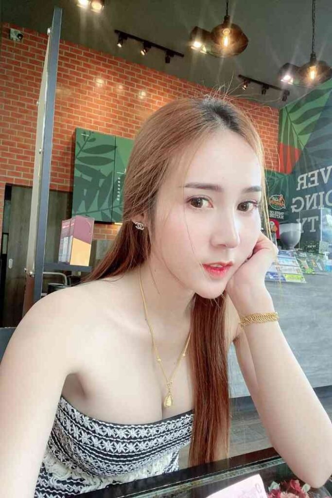 Amy, a 23-year-old Thai woman, offers B2B massage and full services in KL.