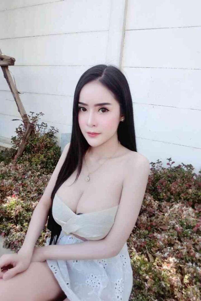 Hana, a 164cm B cup beauty in Thailand, posing outdoors.